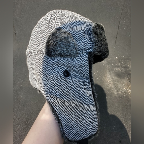 Grey trapper hat with faux fur lining - Picture 2 of 4